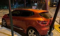 Bursa'da alkollü sürücü, polis uygulamasından kaçarken trafik lambasına çarptı