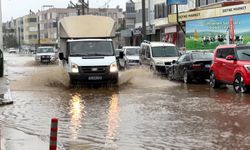 Bursa'da o ilçede yollar göle döndü, denize çıkamayanlar evlerinin önünden balık tuttu