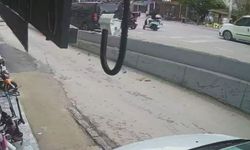 Bursa'da motosikletin yayaya çarptığı feci kaza kamerada
