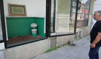 VİTRİNDE MEZARLIĞI GÖRENLER DÖNÜP BİR DAHA BAKIYOR