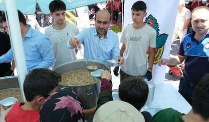 BAŞKAN TAYIR, VATANDAŞLARA AŞURE DAĞITTI