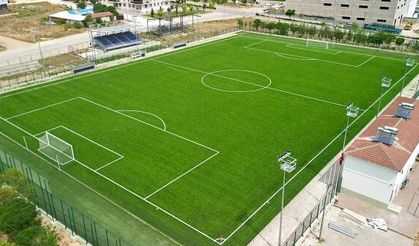 İNEGÖL'DEKİ FUTBOL SAHASI YENİLENDİ