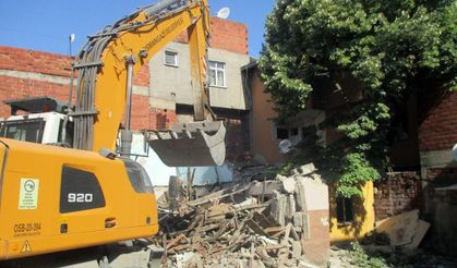 OSMANGAZİ METRUK BİNALARDAN TEMİZLENİYOR