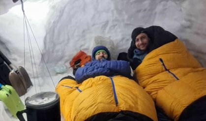 Bursalı dağcılardan -13 derecede kar mağarası kampı
