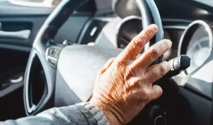Ehliyete üst yaş sınırı geliyor! O kişiler araç kullanamayacak