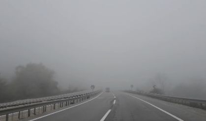 Sis Bursa'da trafiği kilitledi...İstanbul yolunda göz gözü görmedi