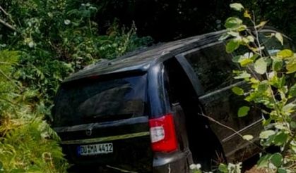Bursa'da şarampole yuvarlanan minibüsteki 4 kişi yaralandı