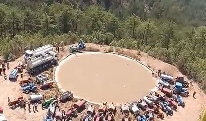 Bursa'daki yangılarda traktörlü çiftçi ordusu helikopterden görüntülendi