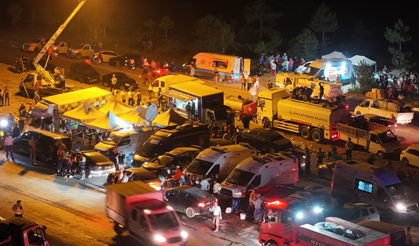 Gözlerini kırpmadan alevlerle mücadele için koşuşturuyor