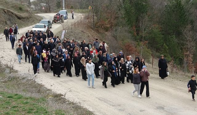 MAHKEME KARARINI DUYAN KÖYLÜLERDEN DAVULLU ZURNALI KUTLAMA