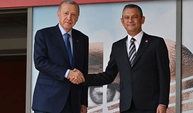 CUMHURBAŞKANI ERDOĞAN, 18 YIL ARADAN SONRA CHP GENEL MERKEZİ'NDE! ÖZGÜR ÖZEL KAPIDA KARŞILADI