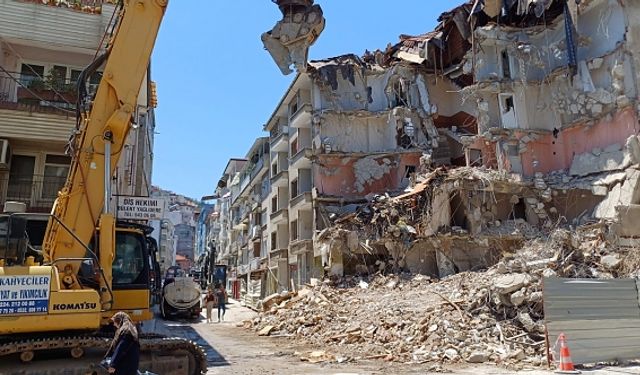 MUDANYA'DA YIKILAN BİNALAR NEDENİYLE TRAFİK KONTROLLÜ SAĞLANIYOR