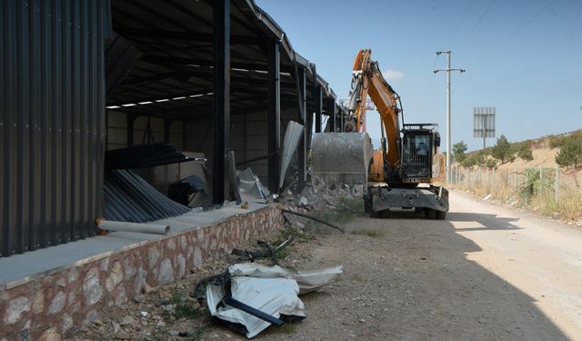 OSMANGAZİ'DE TARIM ARAZİLERİ KAÇAK YAPILARDAN TEMİZLENİYOR