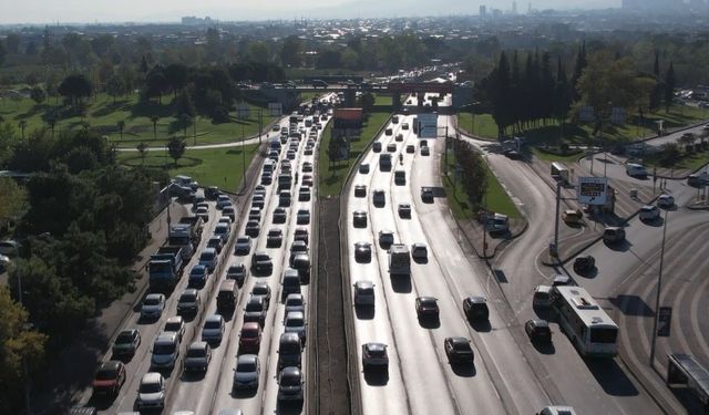 BURSA'DA OKULLAR AÇILDI TRAFİK KİLİTLENDİ