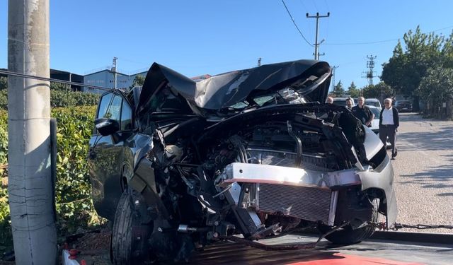 BURSA'DA KONTOLDEN ÇIKAN OTOMOBİL DİREĞE ÇARPTI