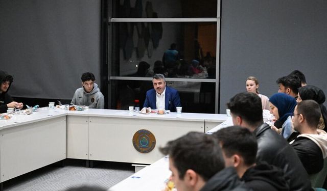 Başkan Yılmaz sahurda gençleri ağırladı