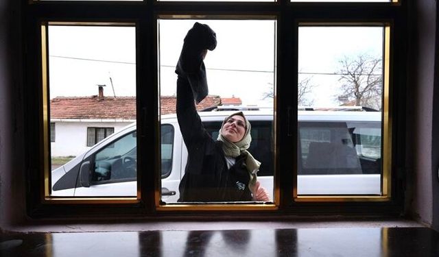 Yaşlıların evini  belediye temizliyor
