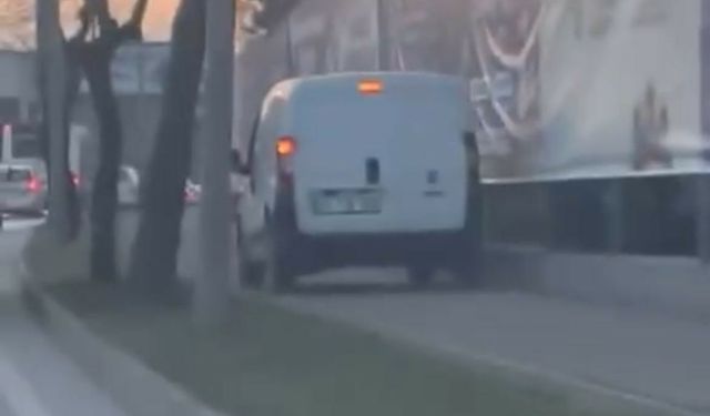 Trafikten kaçmak için kaldırımı kullandı