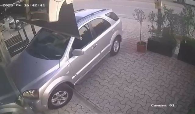 Bursa'da kiracısının dükkanına otomobille daldı...