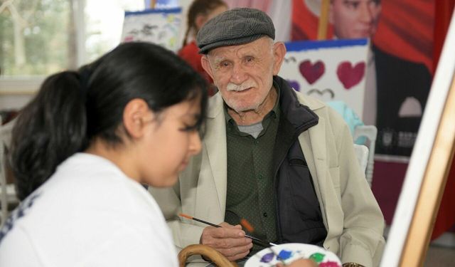 Minik öğrencilerden dedelere, ninelere resim dersi