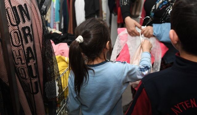 Çocukların bayramlıkları Osmangazi Belediyesi'nden