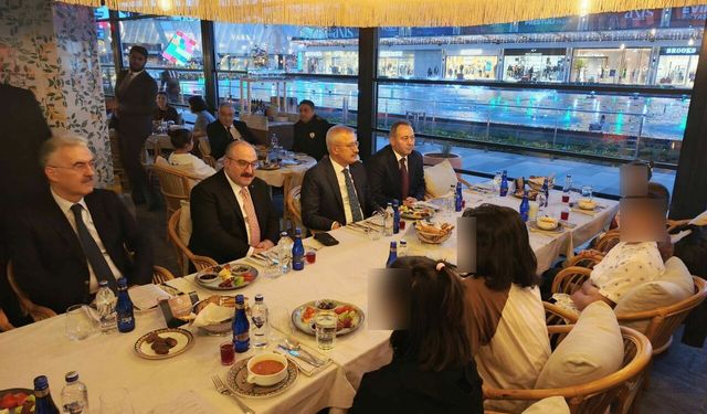 Mustafa Varank ve İtalyan şef Danilo, koruma altındaki çocuklarla iftarda buluştu