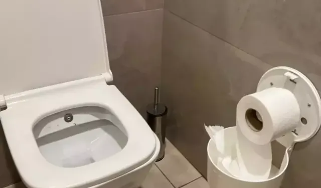 Hastane tuvaletinde doğum yapıp bebeğini çöpe attı