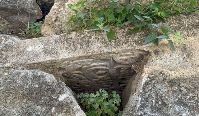 Turistler, Osmanlı Dönemi'ne ait mezar taşı buldu