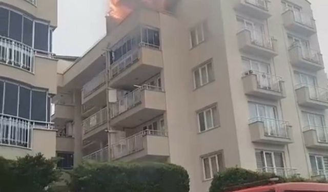 Bursa'da 5 katlı binanın çatısı alevlere teslim oldu