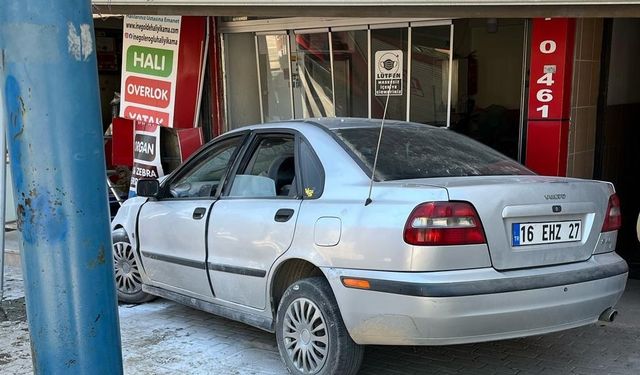 Kontrolden çıkan otomobil iş yerine daldı