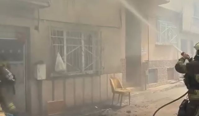Bursa'da 2 katlı bina alevlere teslim oldu