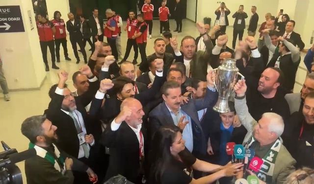 Çelik ve Bozbey şampiyonluk kupasını birlikte kaldırdı