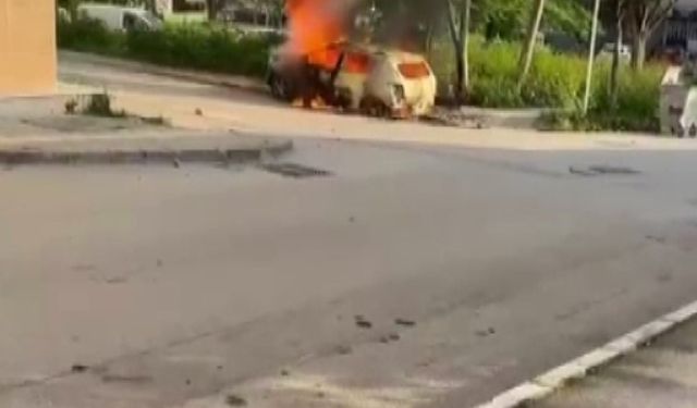 Park halindeki otomobil alev topuna döndü