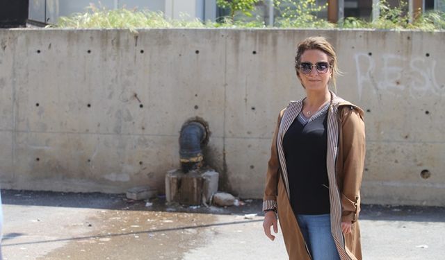 Patlayıp caddeye akan foseptik borusu mahalleyi canından bezdirdi