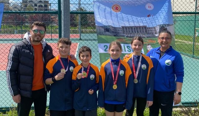 Osmangazi’nin genç raketleri kortta yıldızlaştı