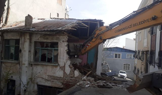 Osmangazi’de metruk binalar yıkılıyor
