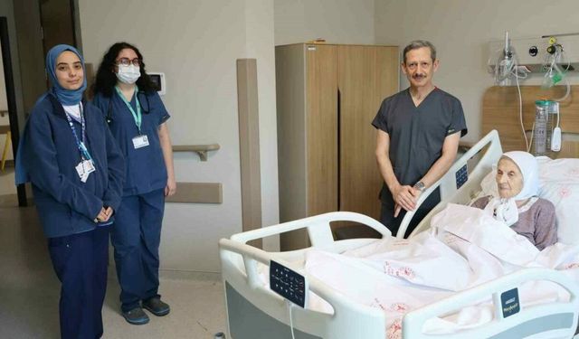 Bursa’da 104 yaşındaki Embiye Nine sağlığına kavuştu