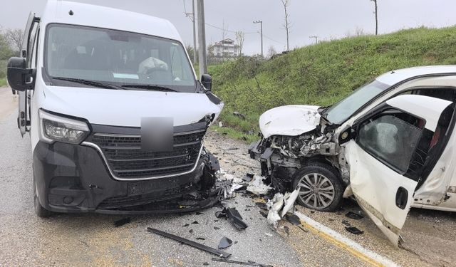 Bursa'da işçi minibüsü kaza yaptı