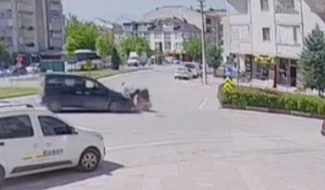 Motosikletli muhtarın karıştığı kaza kamerada