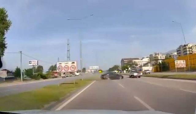 Bursa'da lastiği patlayan otomobil karşı şeride uçtu