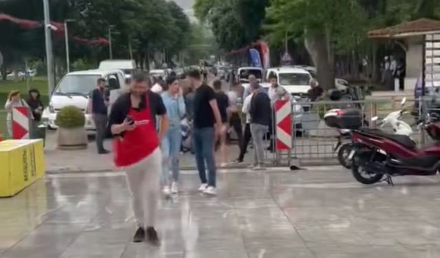 Bursa'da fırtına reklam panosunu uçurdu: Bir kişi yaralandı