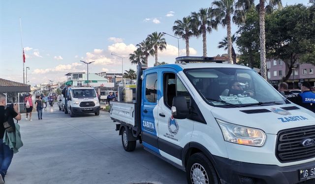 Zabıta, sahilde seyyar satıcılara geçit vermiyor