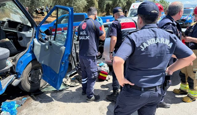 Bursa'da hatalı sollama yaptı, jandarma aracına çarptı: 1 ölü, 2 yaralı