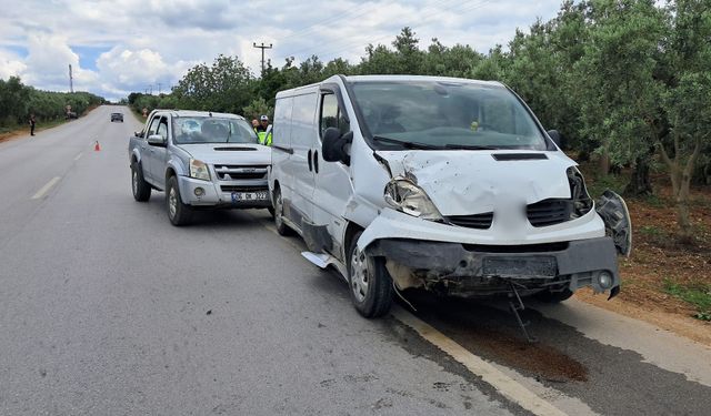 Minibüsle kamyonet çarpıştı: 2 yaralı