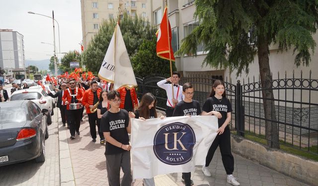 Uludağ Koleji'den coşkulu kutlama