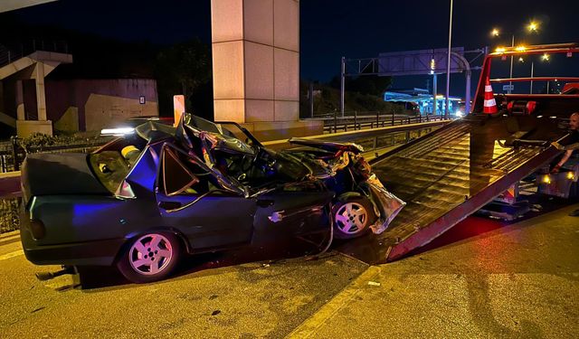 Kontrolden çıkan otomobil önce tıra sonra bariyerlere çarptı: 1 ağır yaralı