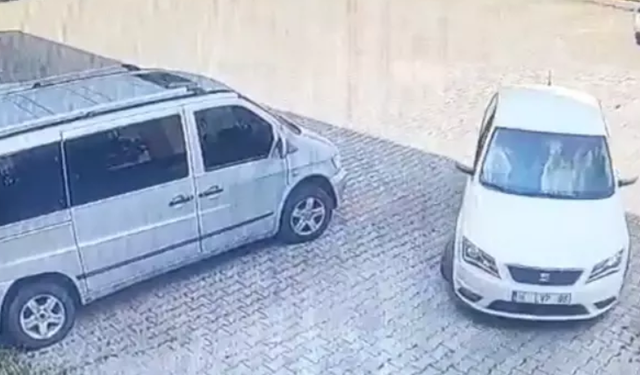 Otomobilin altında kaldı, annesi başından ayrılmadı