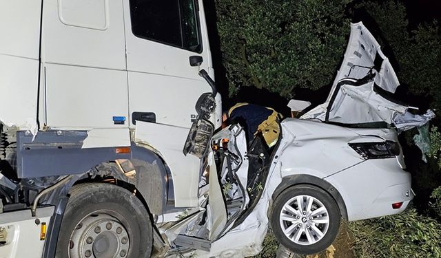 Tır otomobili kağıt gibi ezdi