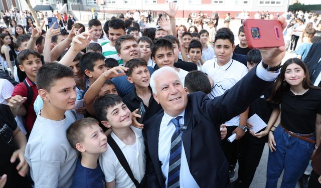 Başkan Bozbey karne heyecanına ortak oldu