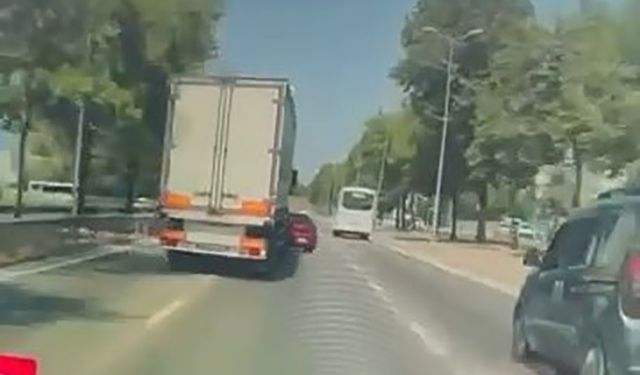 Tırın kör noktasında kalan otomobil, kullanılmaz hale geldi